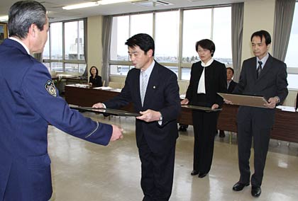 左から感謝状を手渡す富岡三条署長、少年補導員の堀内さん、永井さん、高野さん