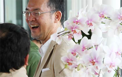  積極的に店舗に出てユーザーとコミュニケーションする山井社長