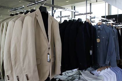 山井社長が自身でディレクションし、製品化したアパレル