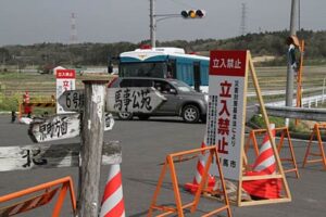 陸前浜街道を南下すると鶴谷地区の交差点で立ち入り禁止のバリケード