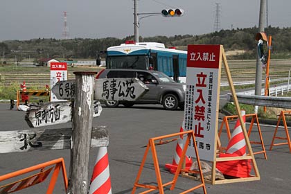 南相馬市で陸前浜街道を南下すると鶴谷地区の交差点で福島原発から半径20キロの計画区域のため設置された立ち入り禁止のバリケード（5月2日撮影）