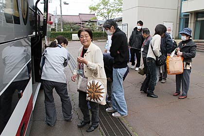 一時帰宅のため三条市体育文化センターを出発する三条市内の避難者