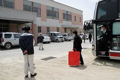最初の到着地、南相馬市立石神中学校に到着