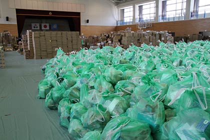 石神中体育館は支援物資の仕分け場所に