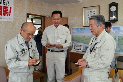 左から桜井南相馬市長、三条市の国定市長、土田建設部長