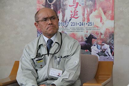 眉間にしわを寄せて国定市長の話に聞き入る桜井市長