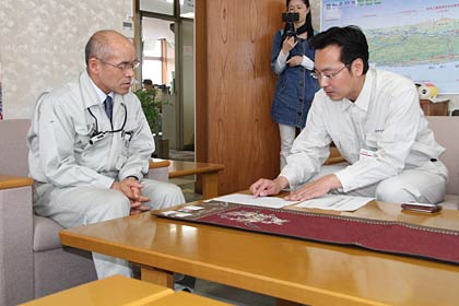 三条市の避難の受け入れ状況などを桜井市長に説明する国定市長