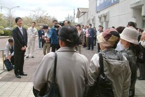 燕市の2カ所の避難所から福島県南相馬市の13世帯22人が南相馬市の自宅や新たな避難所に帰宅