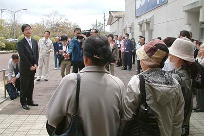 2日朝、燕市内の避難所から帰宅する南相馬市民を体育センターで鈴木市長が見送り