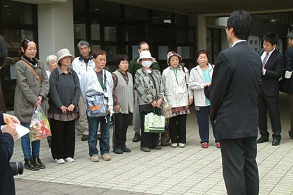 鈴木市長が見送りのあいさつ