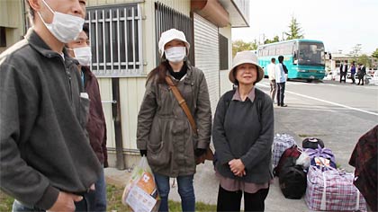 鹿島中に降り立った燕市に避難していた人たちにも自然に笑顔が
