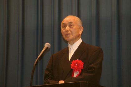 来賓でお祝いの言葉を述べる小池市長
