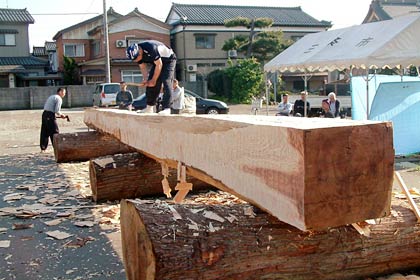 三条鍛冶道場駐車場で行われている御柱の5日夕方の製作のようす