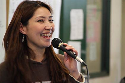 三条市体育文化センターで避難所の人たちと歌う渡瀬あつ子さ