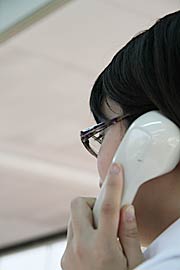 めがね萌えな印象の妙齢の女性が担当