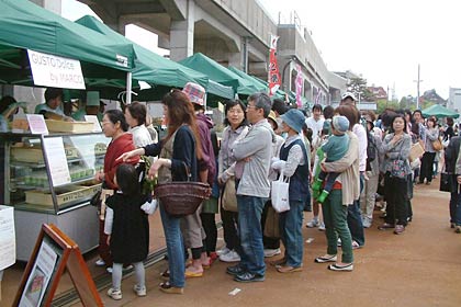 開店と同時に行列ができる人気店も