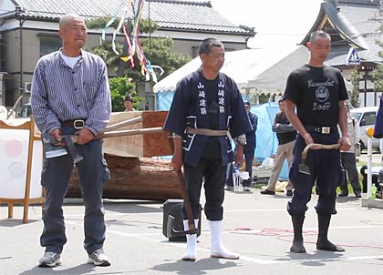 御柱を製作した3人の大工、左から雨宮さん、山崎さん、下平さん