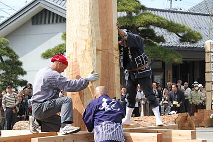 御柱を台座にはめ込む