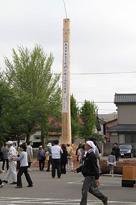 高さ10メートルのそびえ立つ御柱