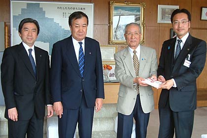 左から三条ロータリークラブの明田川さん、佐野さん、樺山さん、そして国定市長