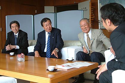 歓談する三条ロータリークラブメンバーと国定市長
