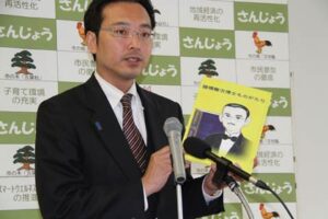 定例記者会見を行う国定市長