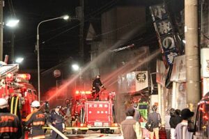10日未明、燕市のJR燕駅前通り火災、1棟が全焼、1棟が半焼