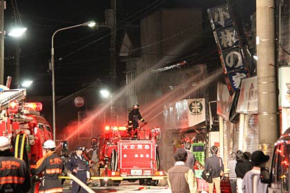 10日未明の燕市・jR燕駅前の火災現場