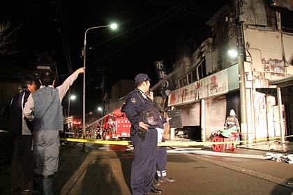 10日未明の燕市・jR燕駅前の火災現場
