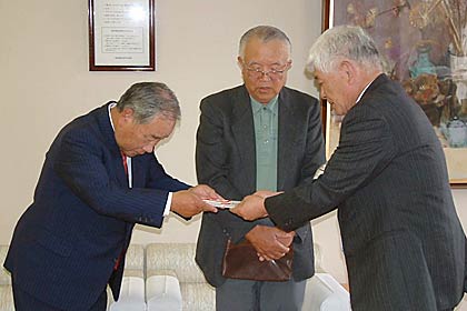 「四ノ町睦会」の竹之内会長から吉田副市長に3万円、中央は吉田四ノ町自治会長