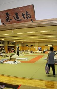 燕市は17日めどに第2避難所を第1避難所に統合して燕市体育館センターは全面利用再開へ、15日にいっせいに引っ越し作業