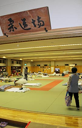 第1避難所に統合される第2避難所、避難している人が生活する柔道場の10日のようす