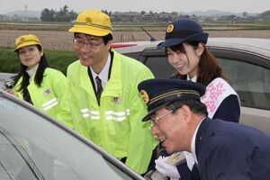 春の全国交通安全運動初日の11日行われた燕市交通安全対策協議会による交通安全街頭指導、右手前から五十嵐署長、おいらん役の上田さん、鈴木市長