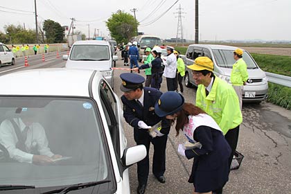 燕市熊森地内の国道116号の待避所に交通指導所を設置