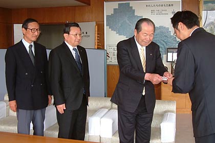 三条商工会議所の東北地方太平洋沖地震募金に寄せられた善意約500万円を三条市に寄付、左から本間副会頭、加藤副会頭、斉藤会頭、国定市長