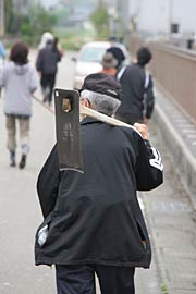 ひと仕事終えて型にくわを担いで引き上げる「営農部長」大井さんのいなせな後ろ姿
