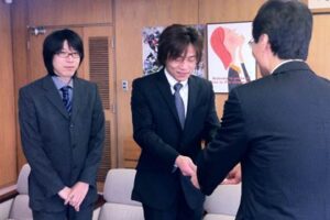 燕市・戸隠神社春季例大祭を万灯や踊りで支える木場小路万燈組若連中が10万円余りを東日本大震災の義援金にと燕市に寄付