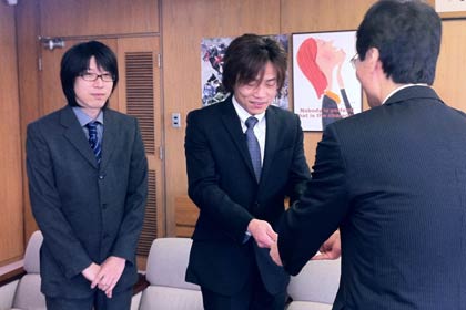 左から木場小路万燈組若連中の副総代の小林さん、総代の沖坂さん、そして鈴木市長
