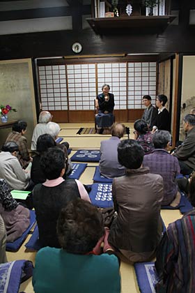 11日に燕市吉田下町の旧家で開かれた町内会による昔話を聞く会