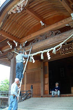 八幡宮拝殿にしめ縄を飾る