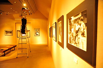 11日行われた「追悼　捧武写真展『田園の微笑』」の展示作業