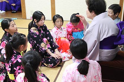 正座して師匠の指導を聞くお玉