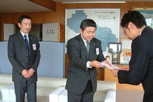 左から三条信用金庫の刈屋職員会幹事長、西潟理事長、そして国定市長