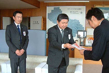 左から三条信用金庫の刈屋職員会幹事長、西潟理事長、そして国定市長
