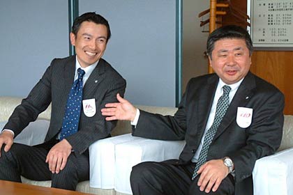  国定市長と談笑する西潟理事長(右)と刈屋職員会幹事長(右)