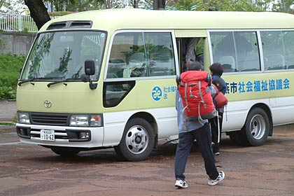 燕市社会福祉協議会のマイクロバスに乗り込むボランティア参加者