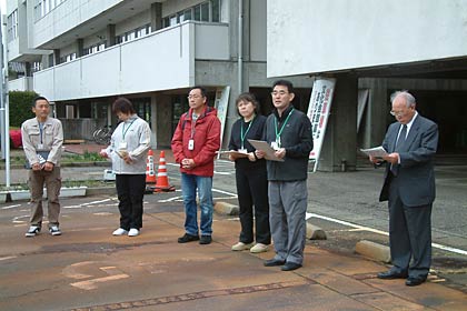 ボランティアを激励する青柳燕市社会福祉協議会の青柳会長ら