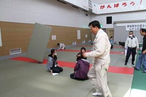 燕市内2つの避難所が第1避難所の防災センターに統合されるのに伴って生活環境改善をと畳入れ
