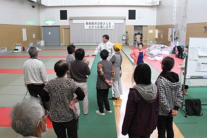 畳を敷いたところで場所決めの相談