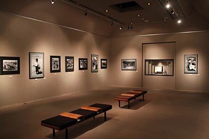 5月29日まで燕市産業史料館で開かれている「追悼　捧武写真展『田園の微笑』」